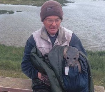 Ian Ellis e a filhote resgatada. Foto: Skegness Natureland Seal Sanctuary