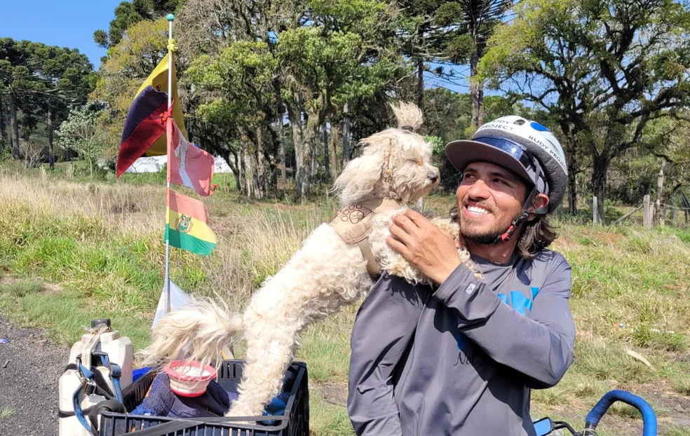 Ameaçado de extinção, lobo-guará é resgatado dentro de barracão em